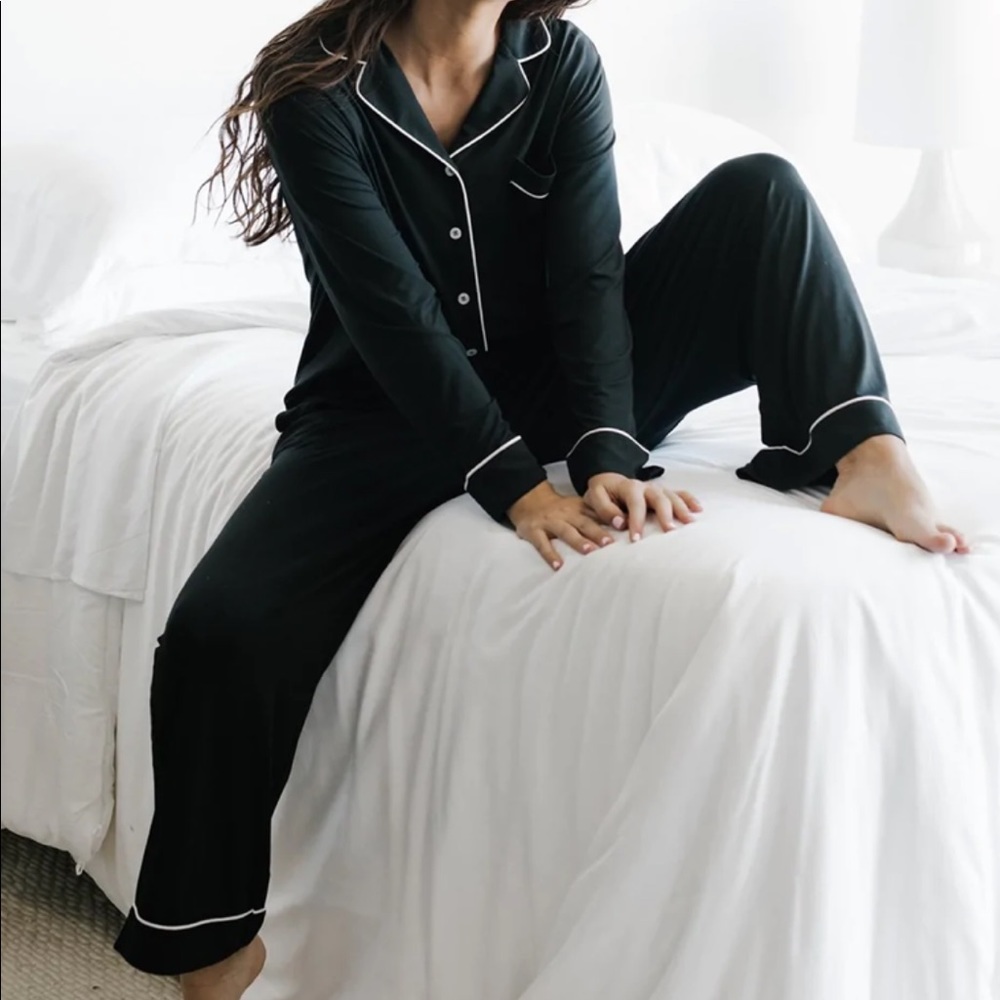 Cozy Earth Women's Long Sleeve Bamboo Pajamas in Stretch-Knit. NEW